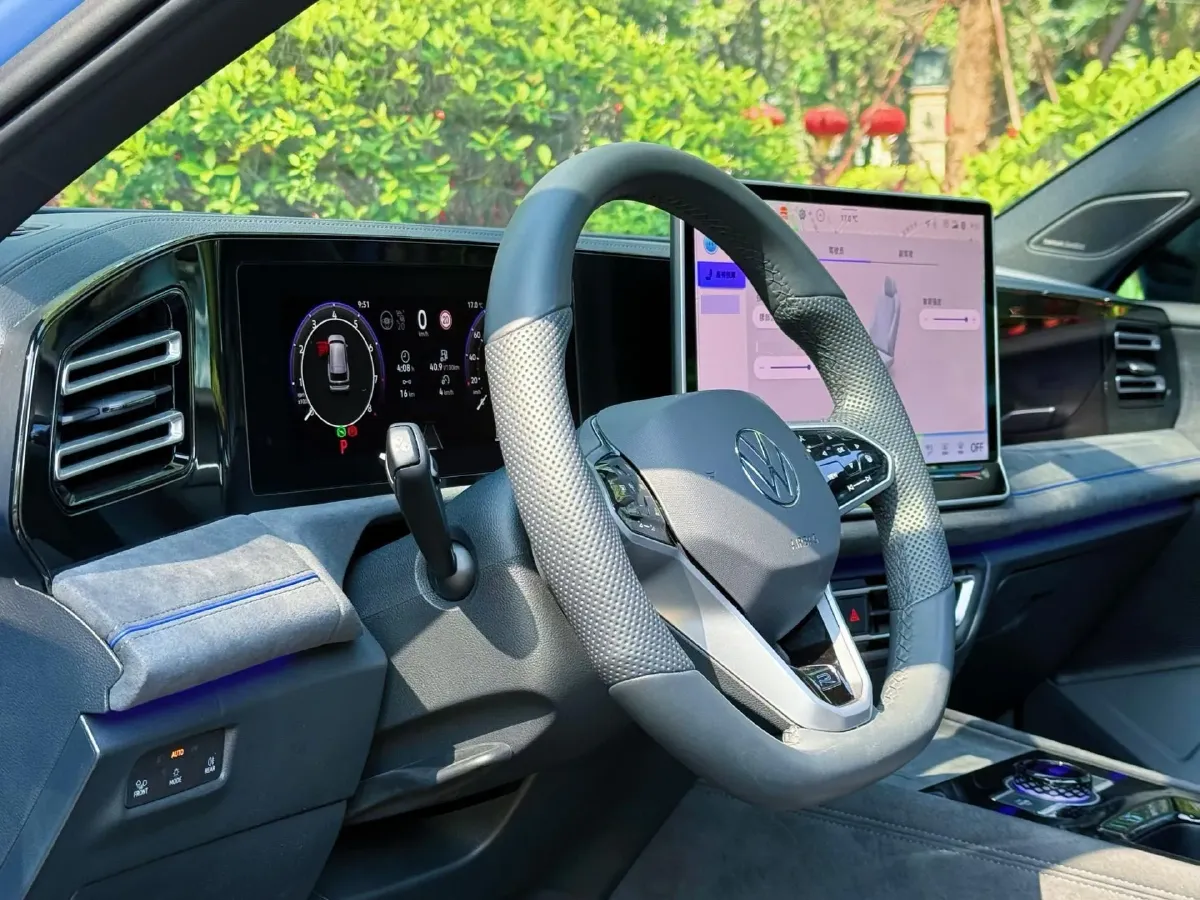 2024 Volkswagen Tiguan L 2.0T 220HP L4 7DCT,autocango,china used car exporter,china ev exporter,chinese used car exporter,chinese used ev exporter