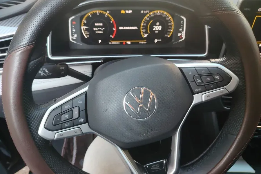 2024 Volkswagen Tiguan L 2.0T 186HP L4 7DCT,autocango,china used car exporter,china ev exporter,chinese used car exporter,chinese used ev exporter