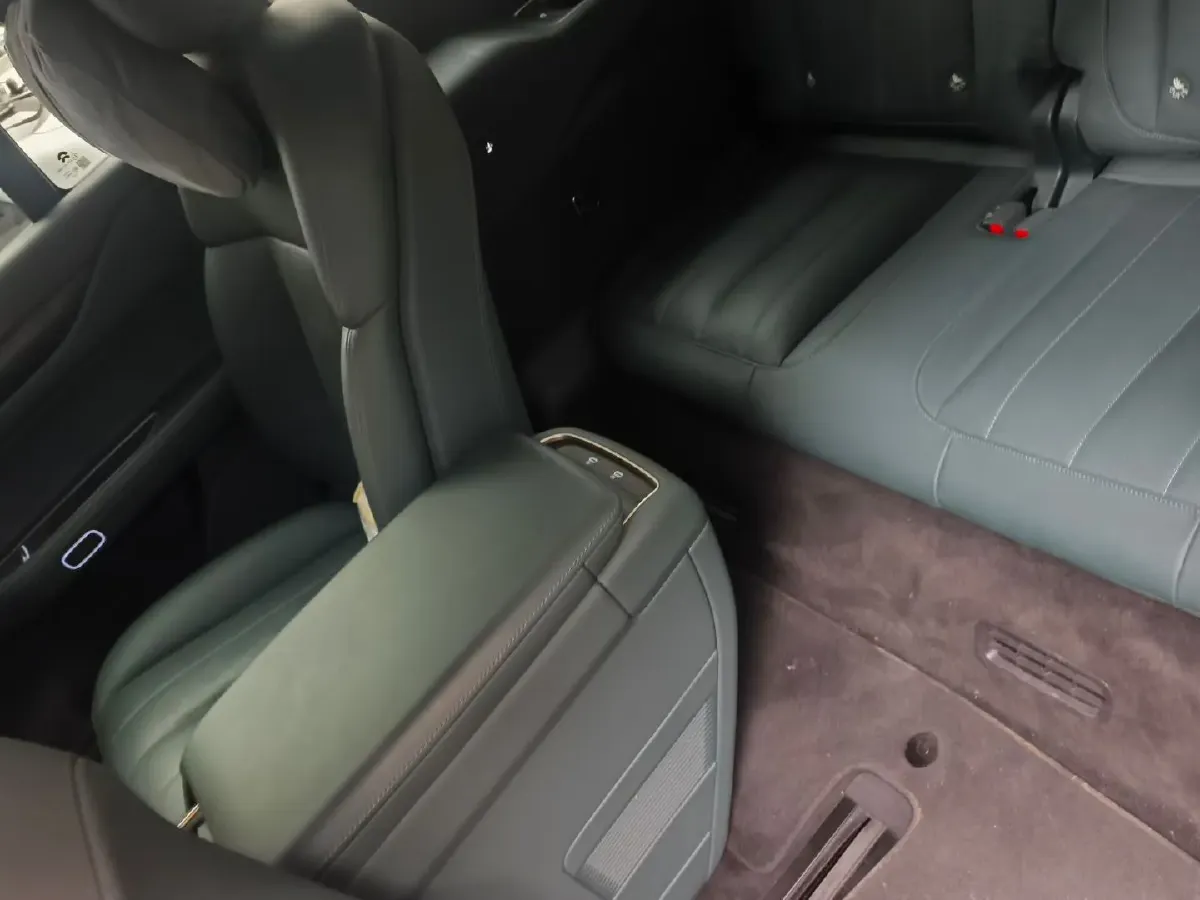 2024 Porsche Macan All-Electric BEV 100KWH,autocango,china used car exporter,china ev exporter,chinese used car exporter,chinese used ev exporter