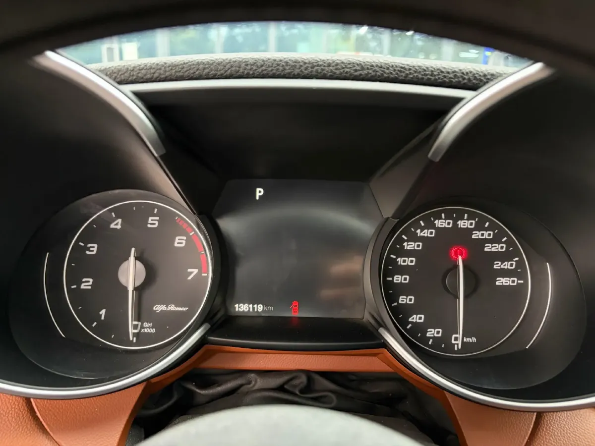 2017 Alfa Romeo Giulia 2.0T 200HP L4 8AT,autocango,china used car exporter,china ev exporter,chinese used car exporter,chinese used ev exporter