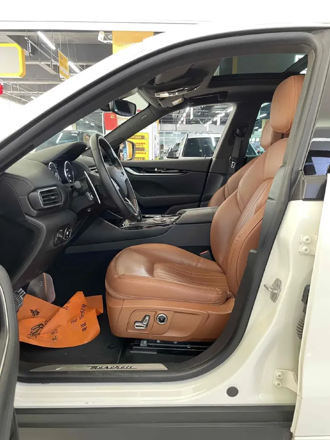2022 Maserati Levante 2.0T 330HP L4 8AT,autocango,china used car exporter,china ev exporter,chinese used car exporter,chinese used ev exporter