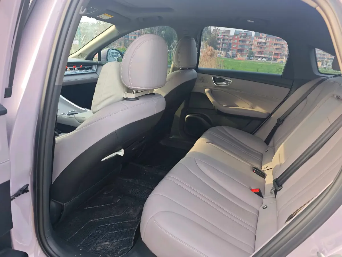 2025 Roewe M7 DMH 1.5L 112HP L4 1DHT PHEV,autocango,china used car exporter,china ev exporter,chinese used car exporter,chinese used ev exporter