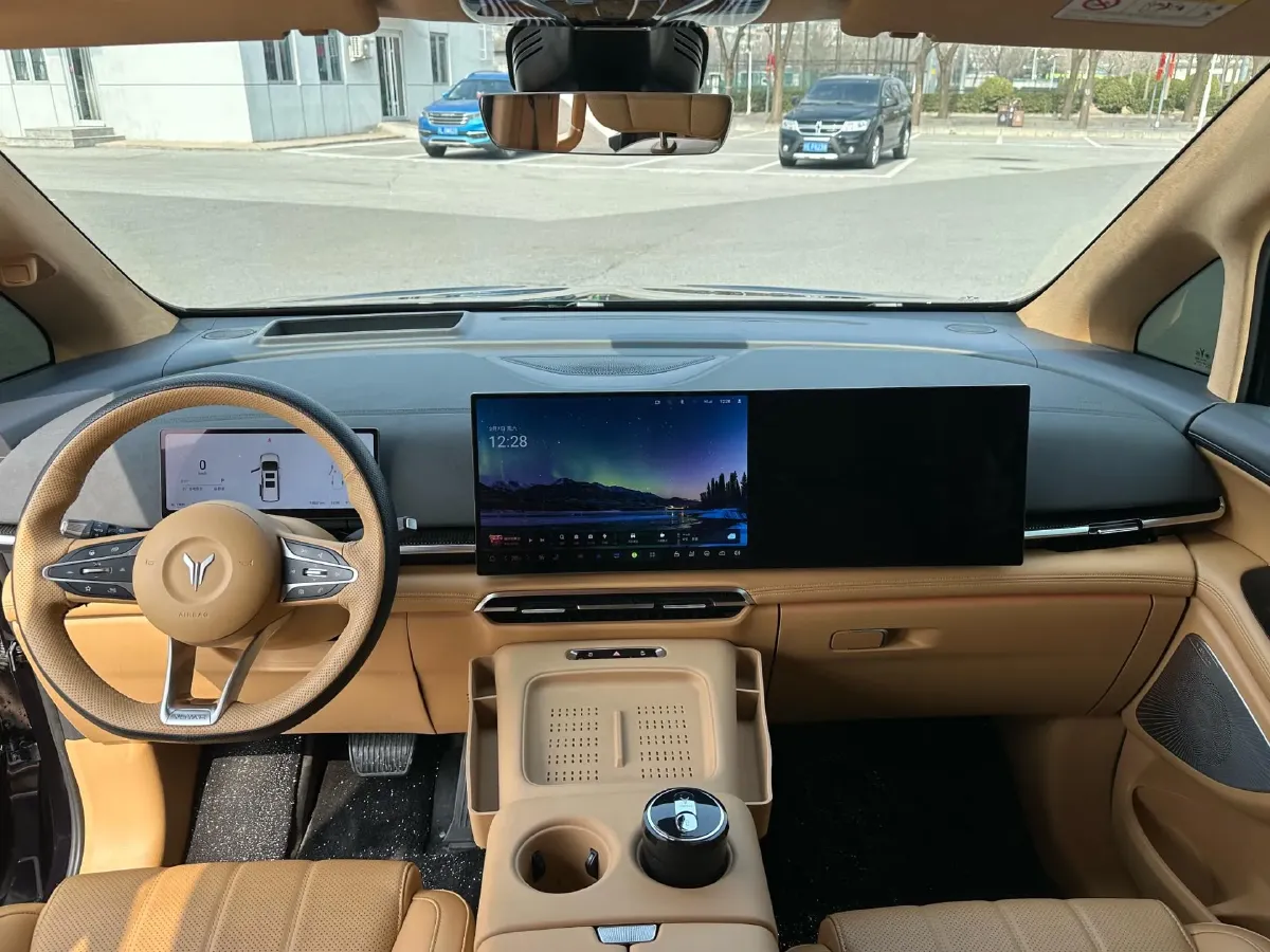 2025 Voyah Dream 1.5T 150HP L4 PHEV 41.7KWH,autocango,china used car exporter,china ev exporter,chinese used car exporter,chinese used ev exporter