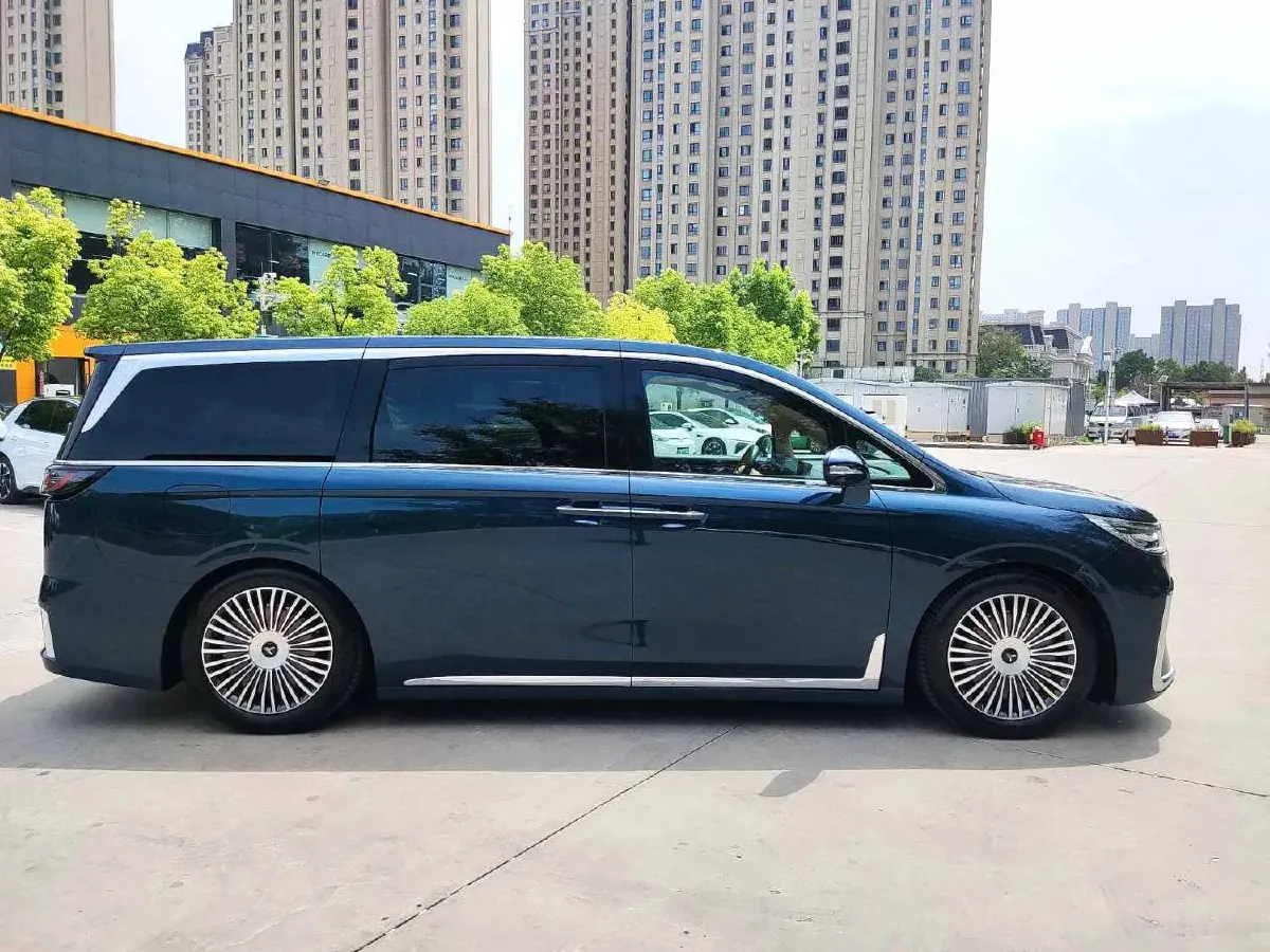 2025 Voyah Dream 1.5T 150HP L4 PHEV 41.7KWH,autocango,china used car exporter,china ev exporter,chinese used car exporter,chinese used ev exporter