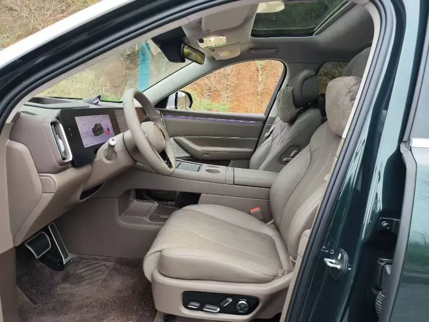 2025 AITO AITO M8 REEV 160HP REEV 53.4KWH,autocango,china used car exporter,china ev exporter,chinese used car exporter,chinese used ev exporter