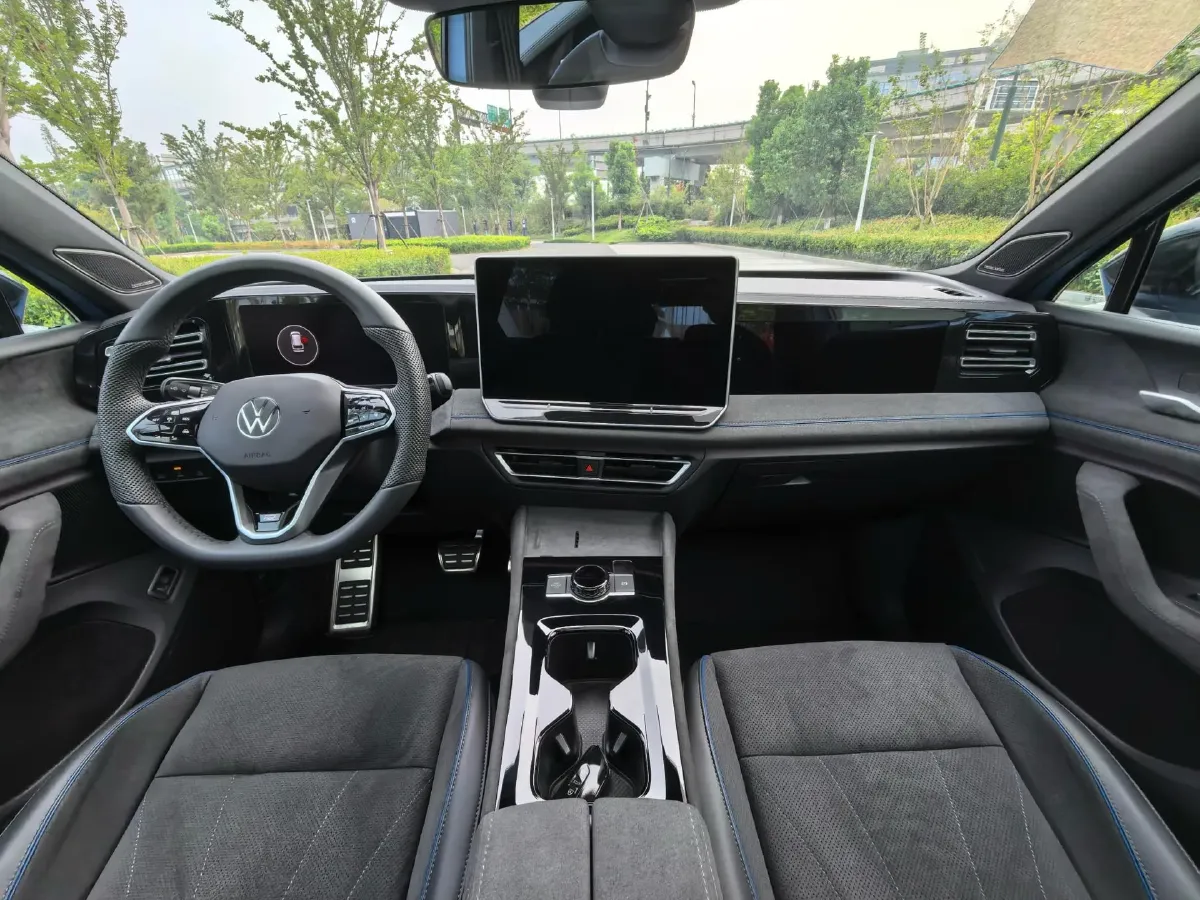 2024 Volkswagen Tiguan L 2.0T 220HP L4 7DCT,autocango,china used car exporter,china ev exporter,chinese used car exporter,chinese used ev exporter