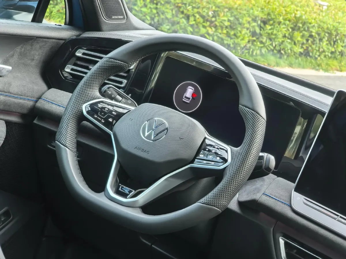 2024 Volkswagen Tiguan L 2.0T 220HP L4 7DCT,autocango,china used car exporter,china ev exporter,chinese used car exporter,chinese used ev exporter