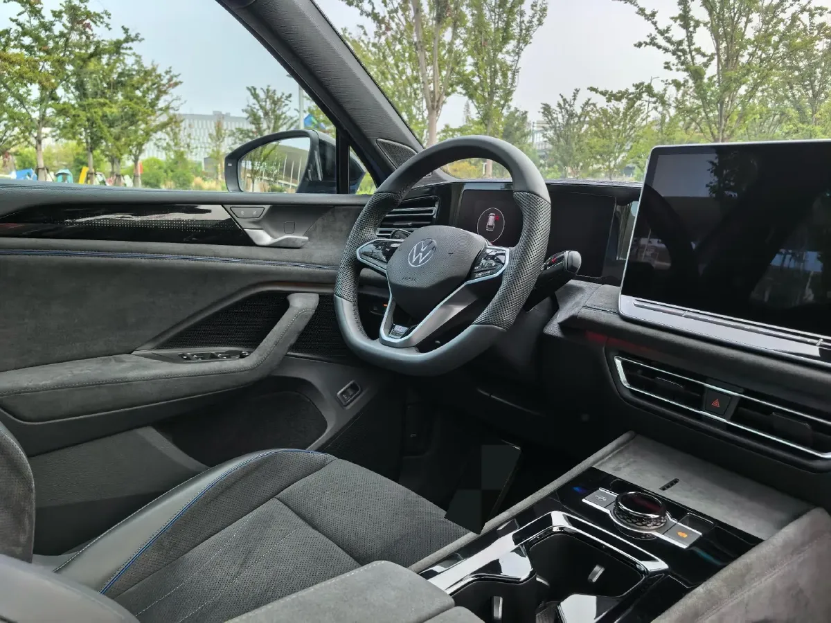 2024 Volkswagen Tiguan L 2.0T 220HP L4 7DCT,autocango,china used car exporter,china ev exporter,chinese used car exporter,chinese used ev exporter