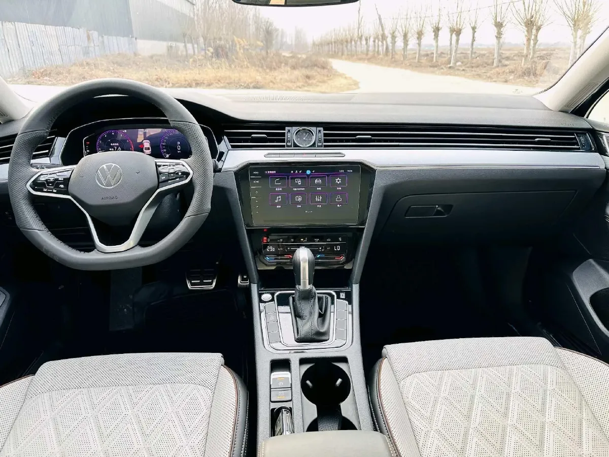 2025 Volkswagen Magotan 2.0T 186HP L4 7DCT,autocango,china used car exporter,china ev exporter,chinese used car exporter,chinese used ev exporter