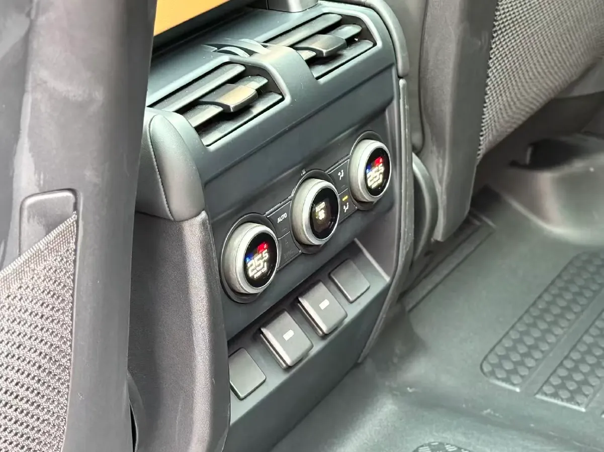 2023 Land Rover Defender 3.0T 400HP L6 8AT,autocango,china used car exporter,china ev exporter,chinese used car exporter,chinese used ev exporter