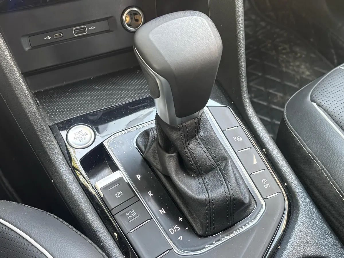 2024 Volkswagen Tiguan L 2.0T 186HP L4 7DCT,autocango,china used car exporter,china ev exporter,chinese used car exporter,chinese used ev exporter