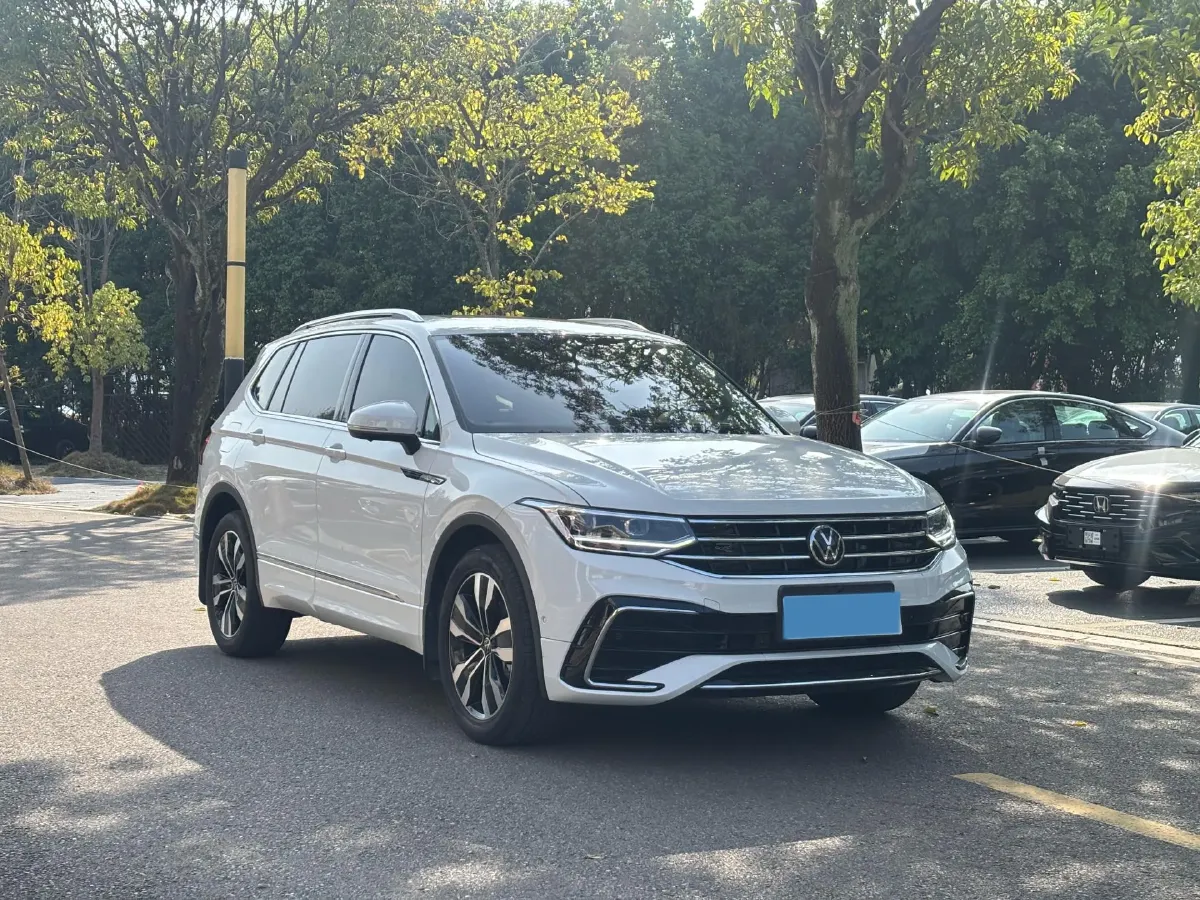 2024 Volkswagen Tiguan L 2.0T 186HP L4 7DCT,autocango,china used car exporter,china ev exporter,chinese used car exporter,chinese used ev exporter