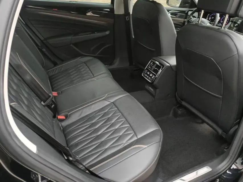 2017 Volkswagen Passat 2.0T 220HP L4 7DCT,autocango,china used car exporter,china ev exporter,chinese used car exporter,chinese used ev exporter