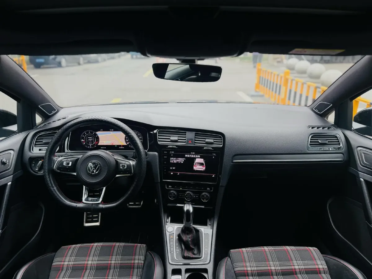 2018 Volkswagen GolfGTI 2.0T 220HP L4 7DCT,autocango,china used car exporter,china ev exporter,chinese used car exporter,chinese used ev exporter