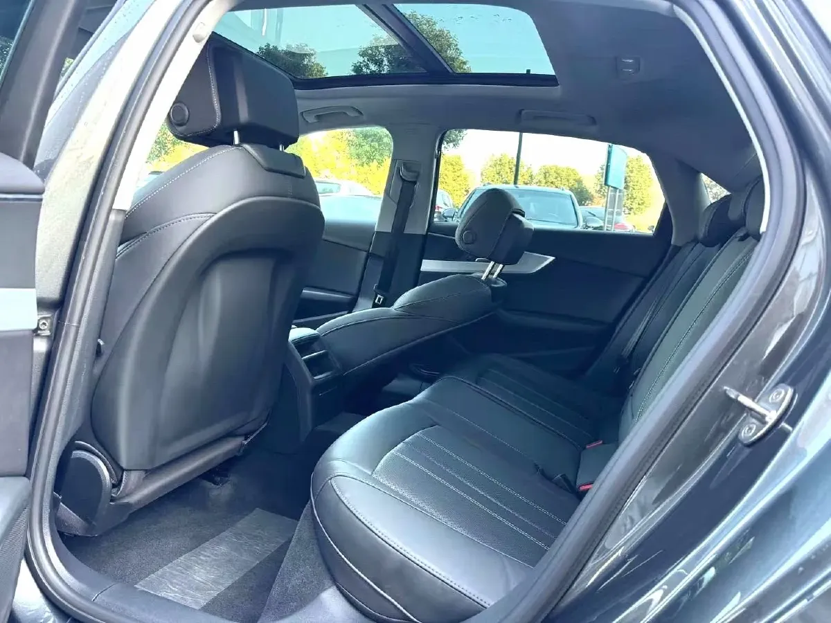 2022 Audi A4L 2.0T 190HP L4 7DCT,autocango,china used car exporter,china ev exporter,chinese used car exporter,chinese used ev exporter