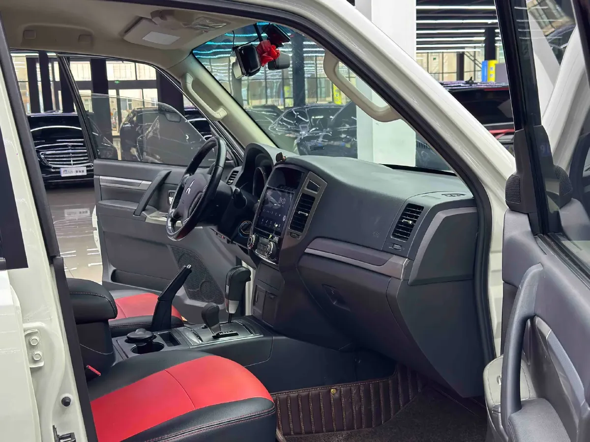 2018 Mitsubishi Pajero 3.0L 174HP V6 5AT,autocango,china used car exporter,china ev exporter,chinese used car exporter,chinese used ev exporter