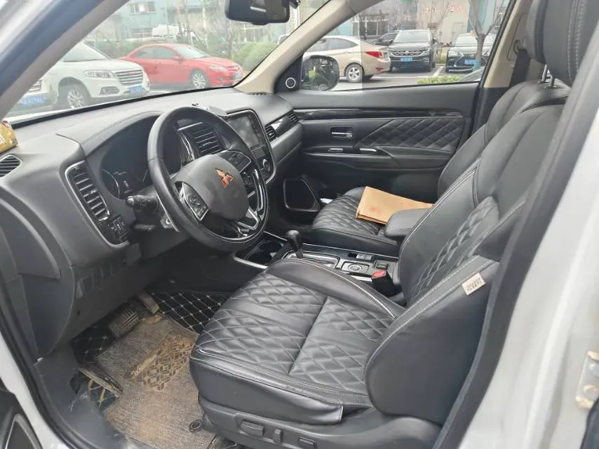 2021 Mitsubishi Outlander 2.4L 192HP L4 CVT,autocango,china used car exporter,china ev exporter,chinese used car exporter,chinese used ev exporter