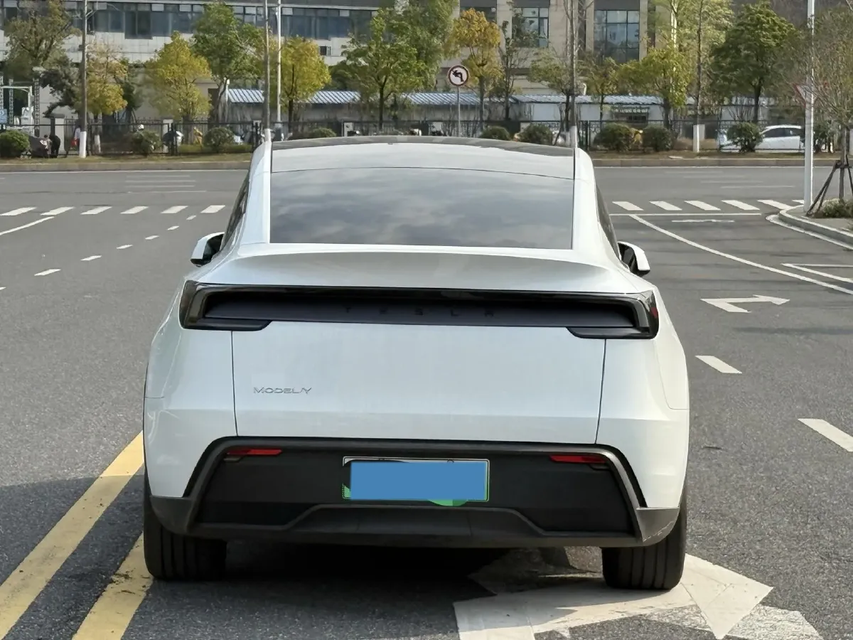 2025 Tesla Model Y BEV 62.5KWH,autocango,china used car exporter,china ev exporter,chinese used car exporter,chinese used ev exporter