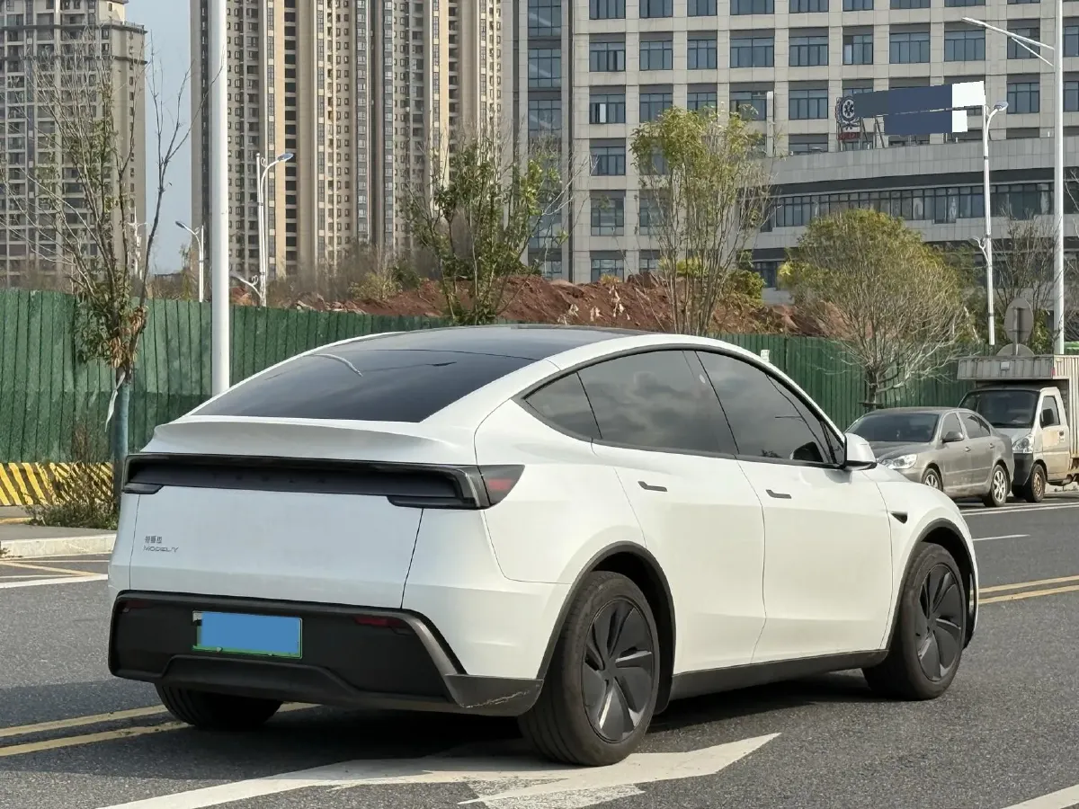 2025 Tesla Model Y BEV 62.5KWH,autocango,china used car exporter,china ev exporter,chinese used car exporter,chinese used ev exporter