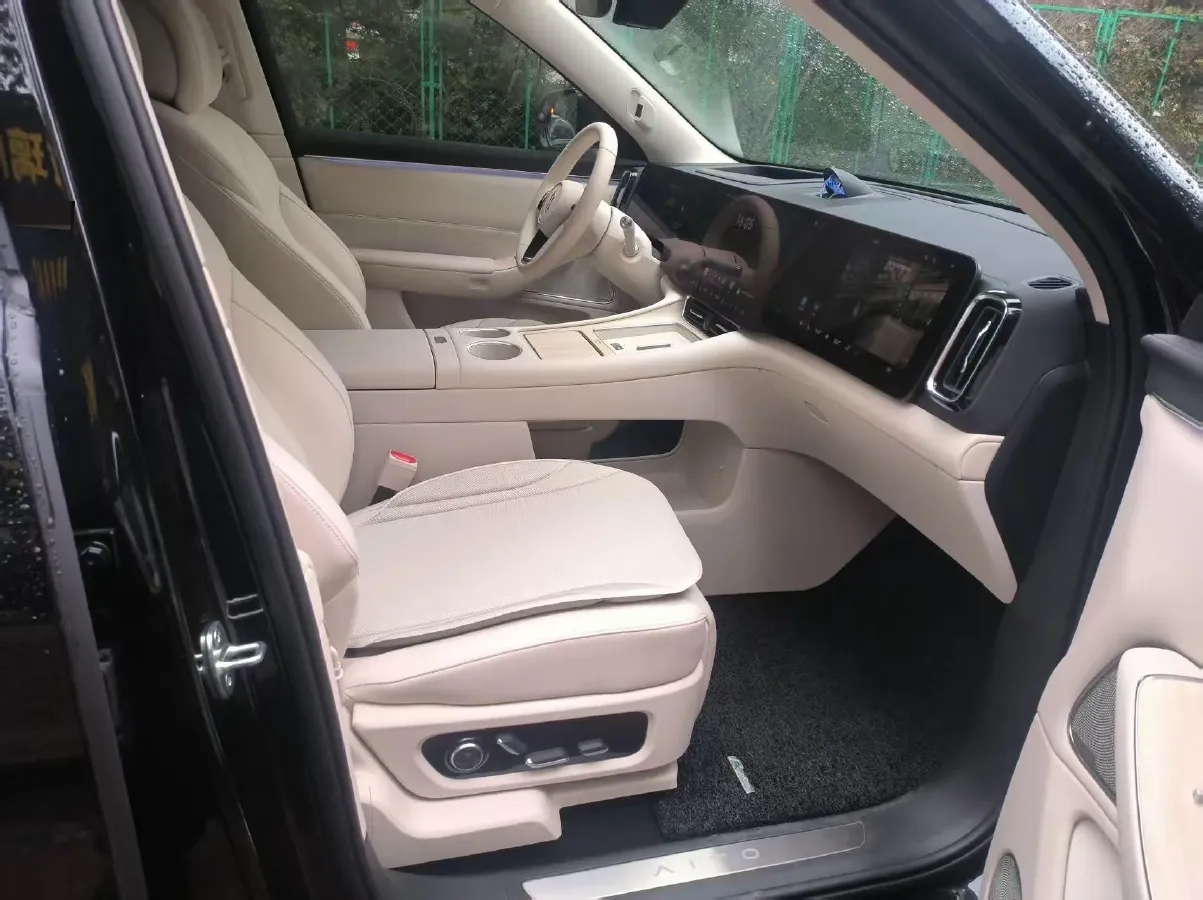 2025 AITO AITO M8 REEV 160HP REEV 53.4KWH,autocango,china used car exporter,china ev exporter,chinese used car exporter,chinese used ev exporter