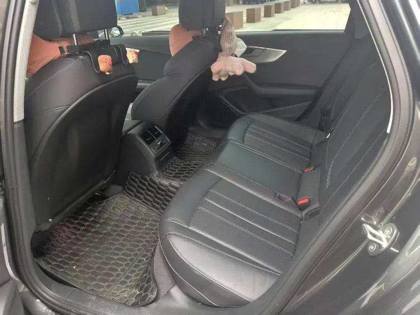 2022 Audi A4L 2.0T 190HP L4 7DCT,autocango,china used car exporter,china ev exporter,chinese used car exporter,chinese used ev exporter