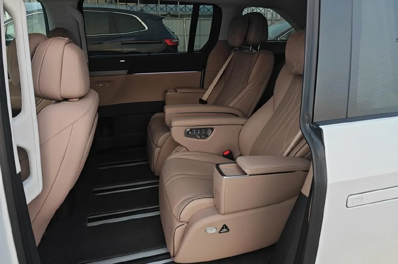 2025 Xpeng X9 BEV,autocango,china used car exporter,china ev exporter,chinese used car exporter,chinese used ev exporter