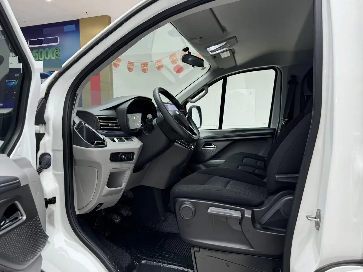 2023 MAXUS XinTu V70 2.0T 125HP L4 6MT,autocango,china used car exporter,china ev exporter,chinese used car exporter,chinese used ev exporter