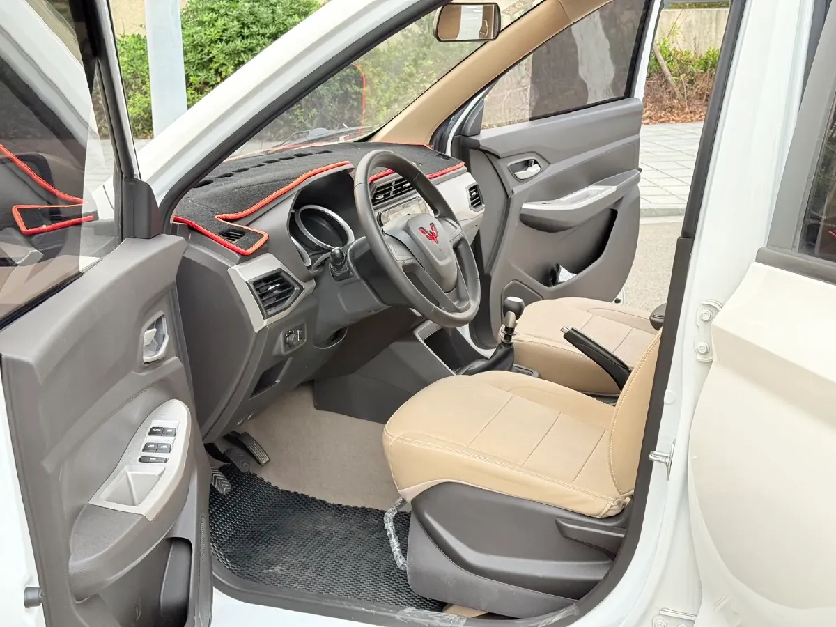 2021 WuLing HongGuang 1.5L 99HP L4 6MT,autocango,china used car exporter,china ev exporter,chinese used car exporter,chinese used ev exporter