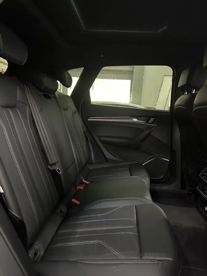 2025 Audi Q5L 2.0T 190HP L4 7DCT,autocango,china used car exporter,china ev exporter,chinese used car exporter,chinese used ev exporter