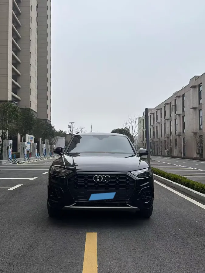 2025 Audi Q5L 2.0T 190HP L4 7DCT,autocango,china used car exporter,china ev exporter,chinese used car exporter,chinese used ev exporter
