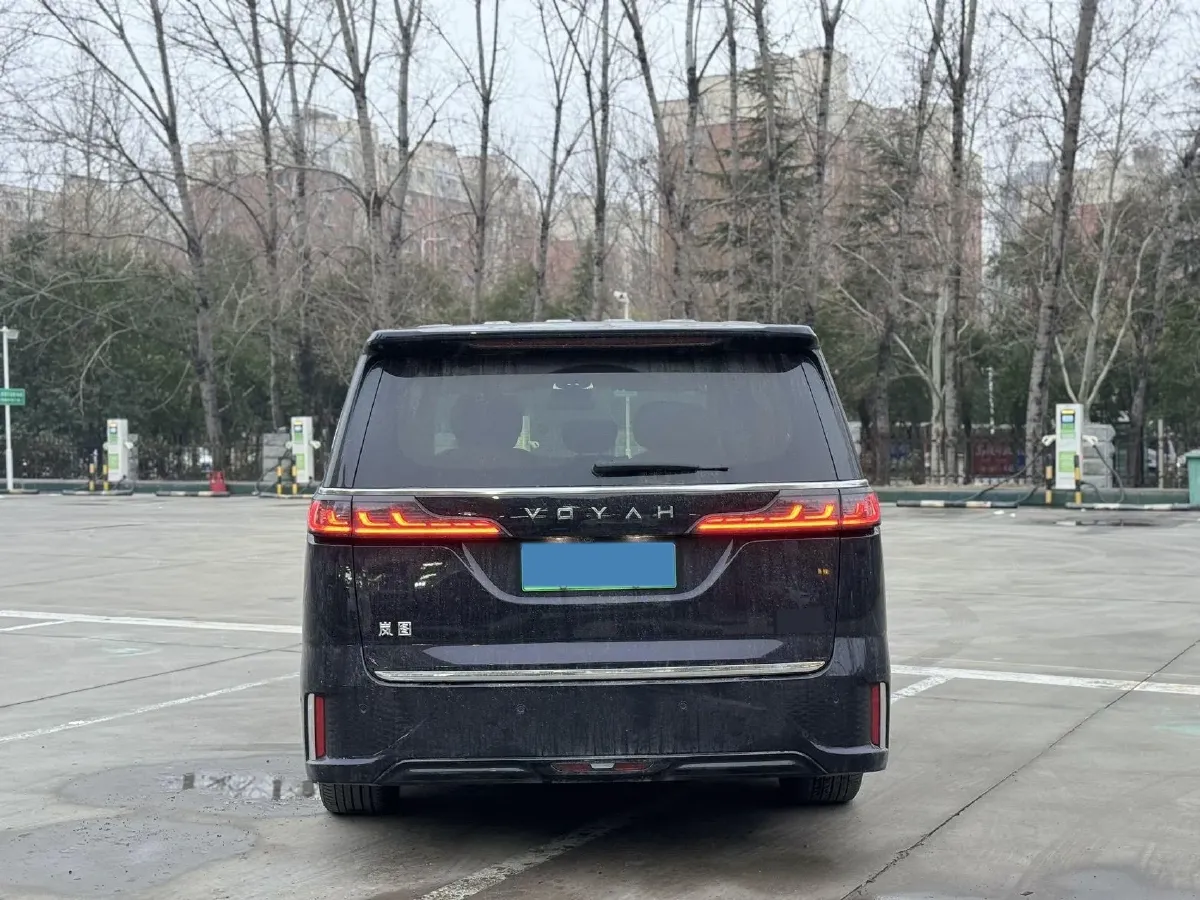 2024 Voyah Dream 1.5T 150HP L4 PHEV 43KWH,autocango,china used car exporter,china ev exporter,chinese used car exporter,chinese used ev exporter