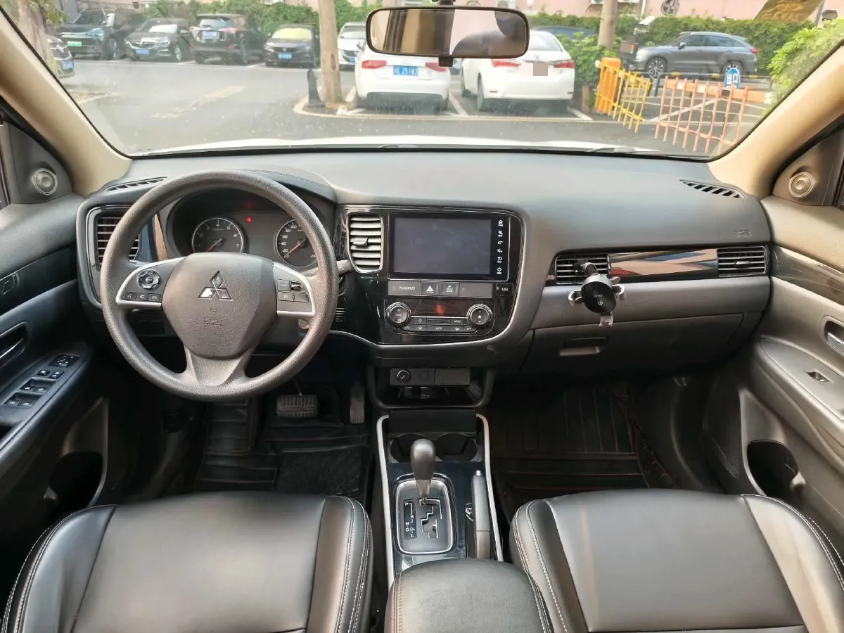 2021 Mitsubishi Outlander 2.0L 166HP L4 CVT,autocango,china used car exporter,china ev exporter,chinese used car exporter,chinese used ev exporter