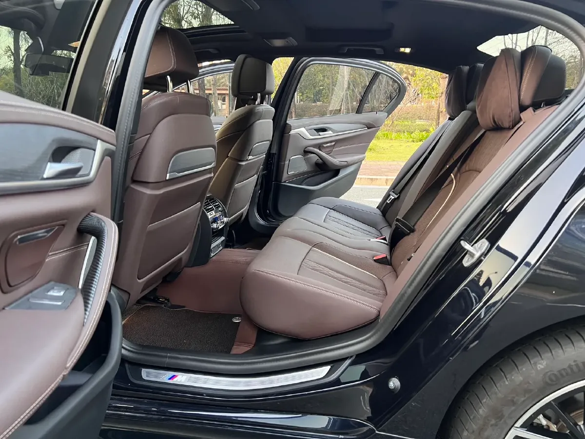 2023 BMW 5 Series 2.0T 245HP L4 8AT,autocango,china used car exporter,china ev exporter,chinese used car exporter,chinese used ev exporter