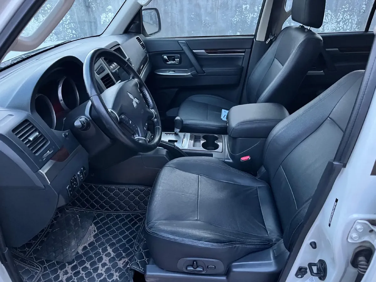 2020 Mitsubishi Pajero 3.0L 174HP V6 5AT,autocango,china used car exporter,china ev exporter,chinese used car exporter,chinese used ev exporter