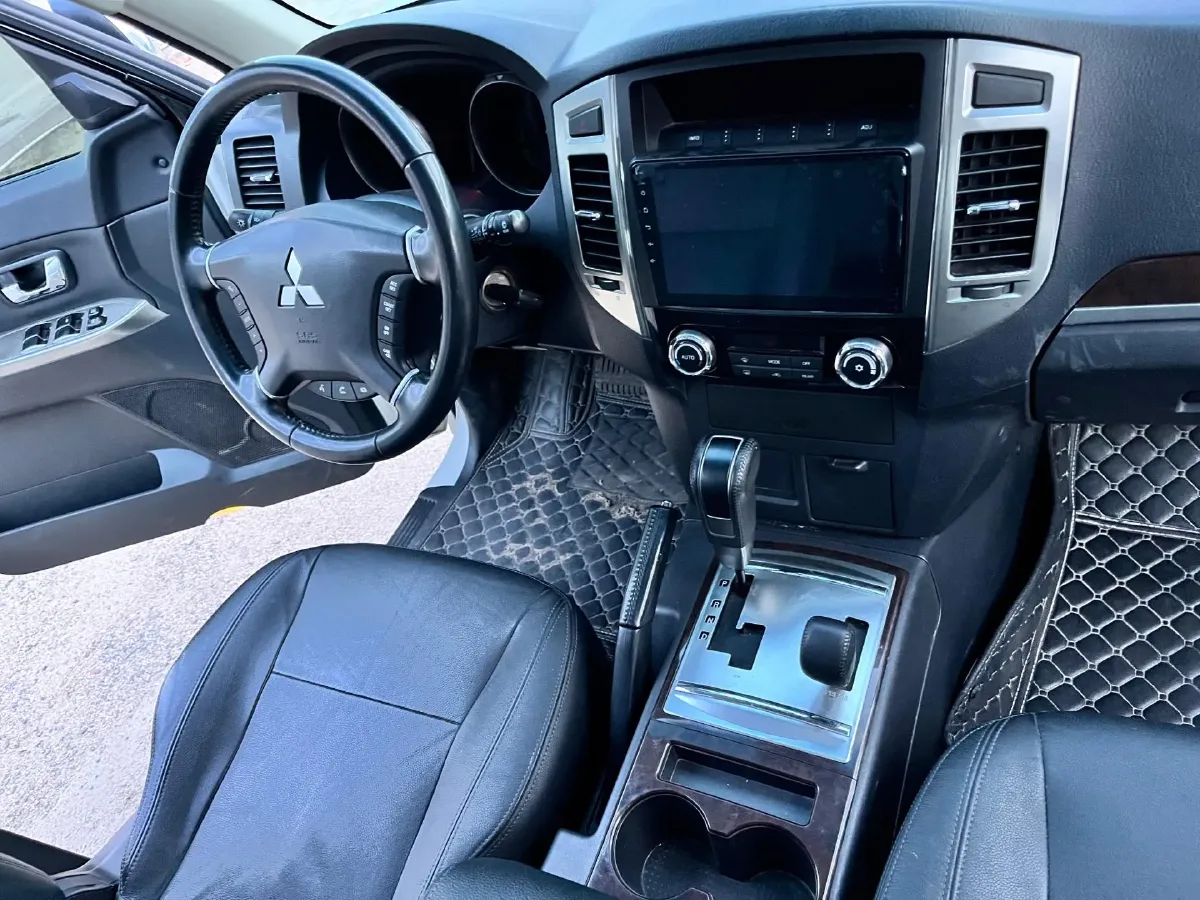 2020 Mitsubishi Pajero 3.0L 174HP V6 5AT,autocango,china used car exporter,china ev exporter,chinese used car exporter,chinese used ev exporter