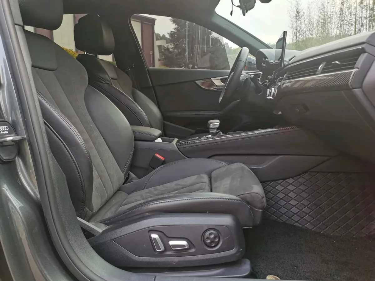 2024 Audi A4L 2.0T 245HP L4 7DCT,autocango,china used car exporter,china ev exporter,chinese used car exporter,chinese used ev exporter