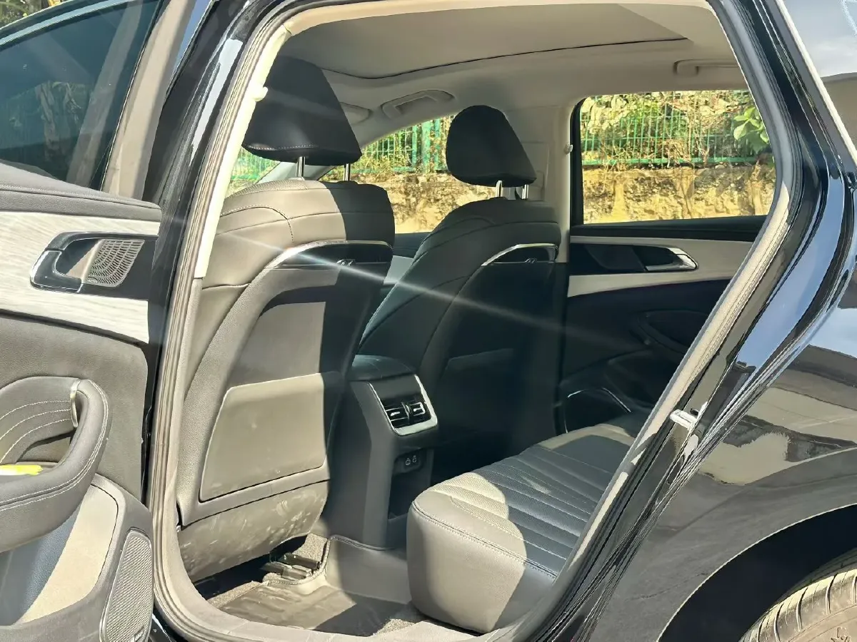 2024 HongQi H5 2.0T 224HP L4 8AT,autocango,china used car exporter,china ev exporter,chinese used car exporter,chinese used ev exporter