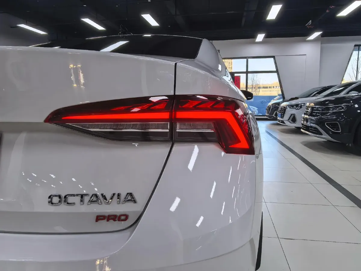 2022 Skoda Octavia 1.4T 150HP L4 7DCT,autocango,china used car exporter,china ev exporter,chinese used car exporter,chinese used ev exporter