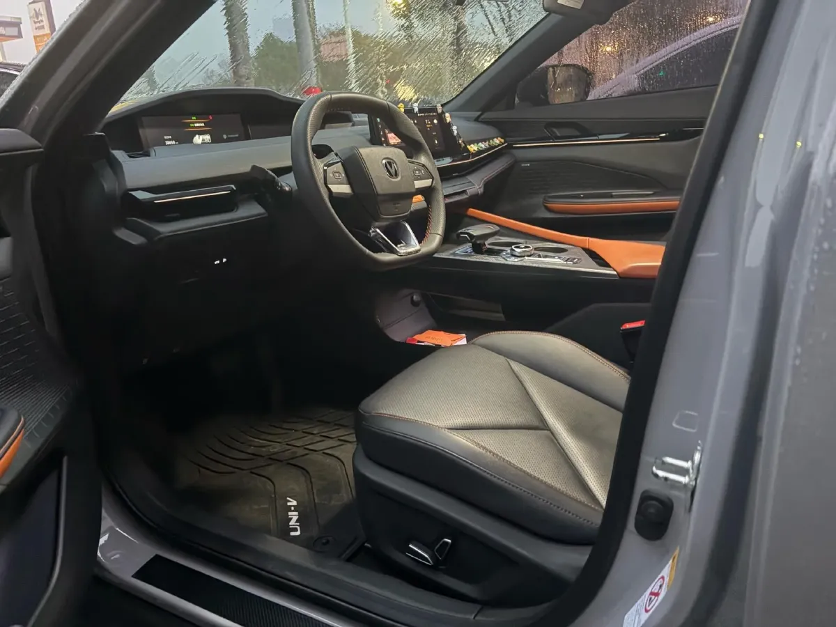 2022 ChangAn UNI-V 1.5T 188HP L4 7DCT,autocango,china used car exporter,china ev exporter,chinese used car exporter,chinese used ev exporter