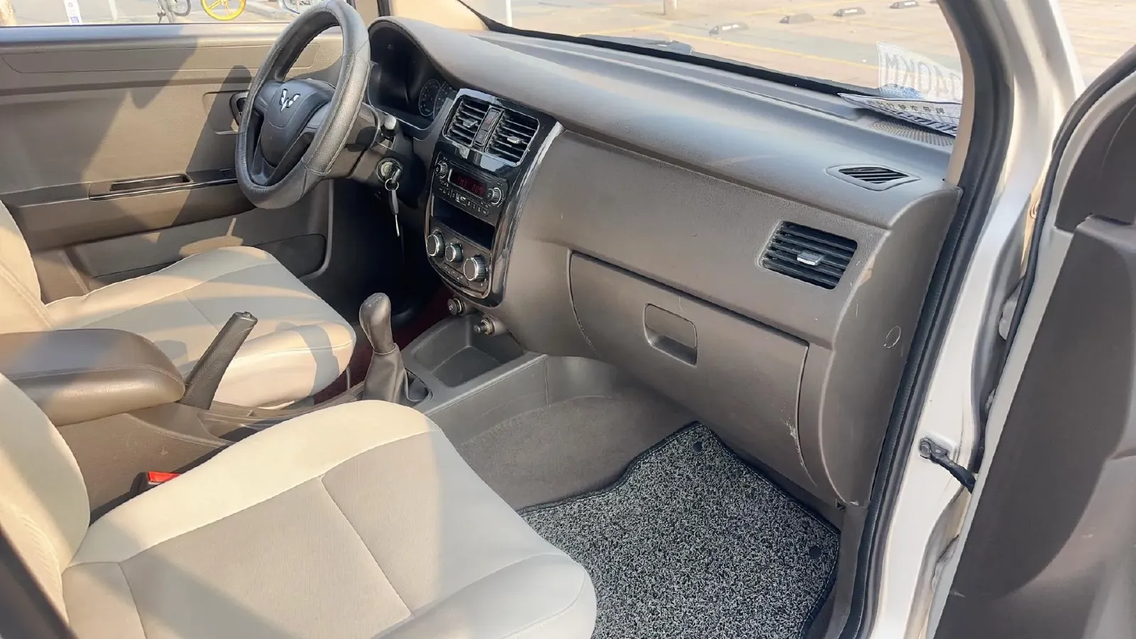 2016 WuLing RongGuang V 1.5L 112HP L4 5MT,autocango,china used car exporter,china ev exporter,chinese used car exporter,chinese used ev exporter