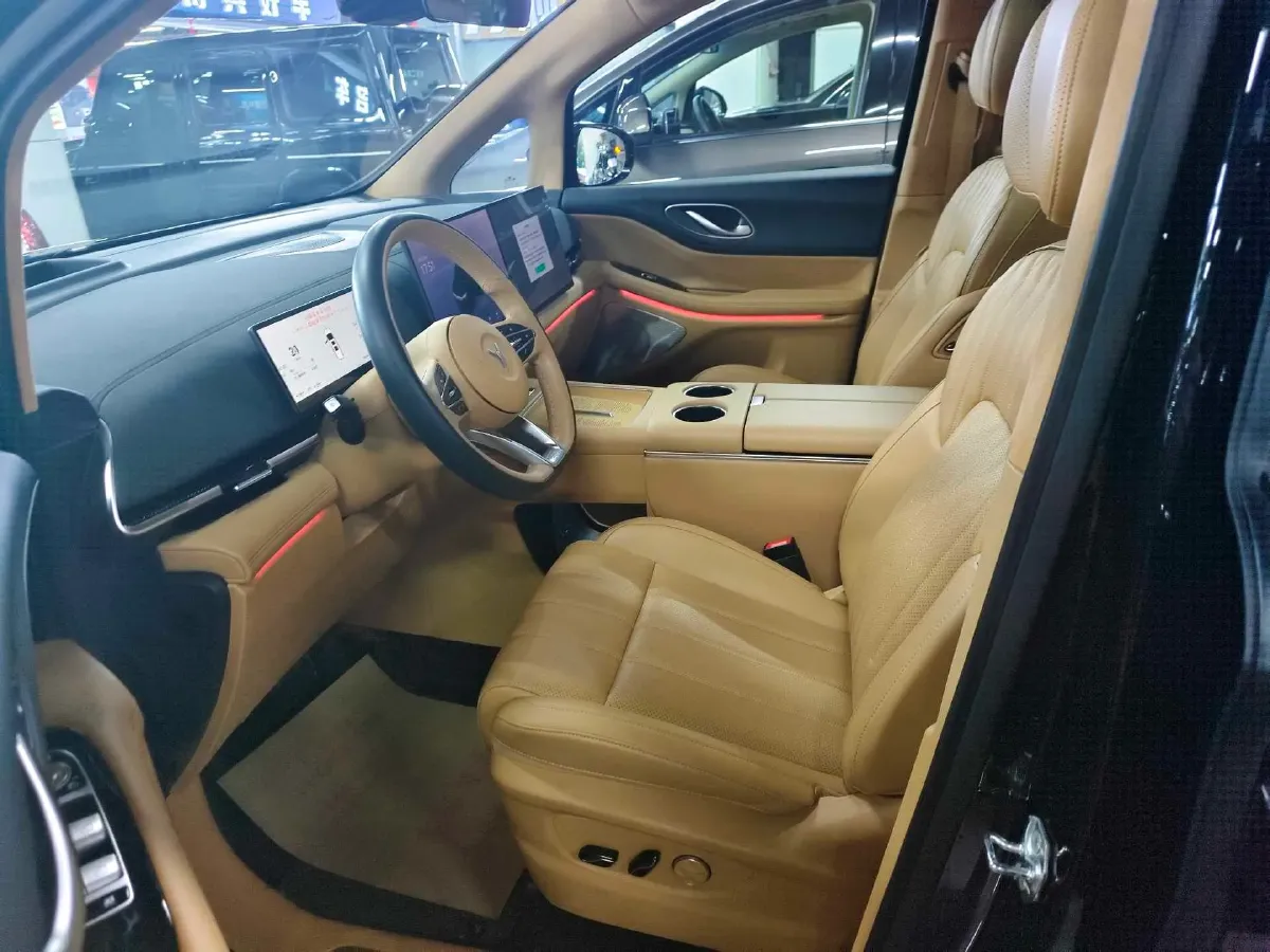 2025 Voyah Dream 1.5T 150HP L4 PHEV 41.7KWH,autocango,china used car exporter,china ev exporter,chinese used car exporter,chinese used ev exporter