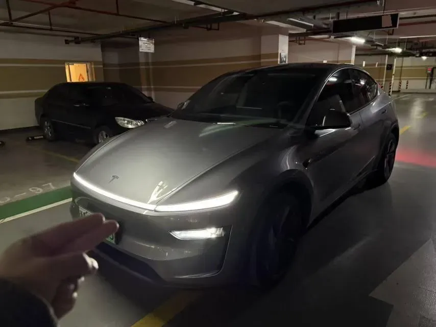 2025 Tesla Model Y BEV 62.5KWH,autocango,china used car exporter,china ev exporter,chinese used car exporter,chinese used ev exporter
