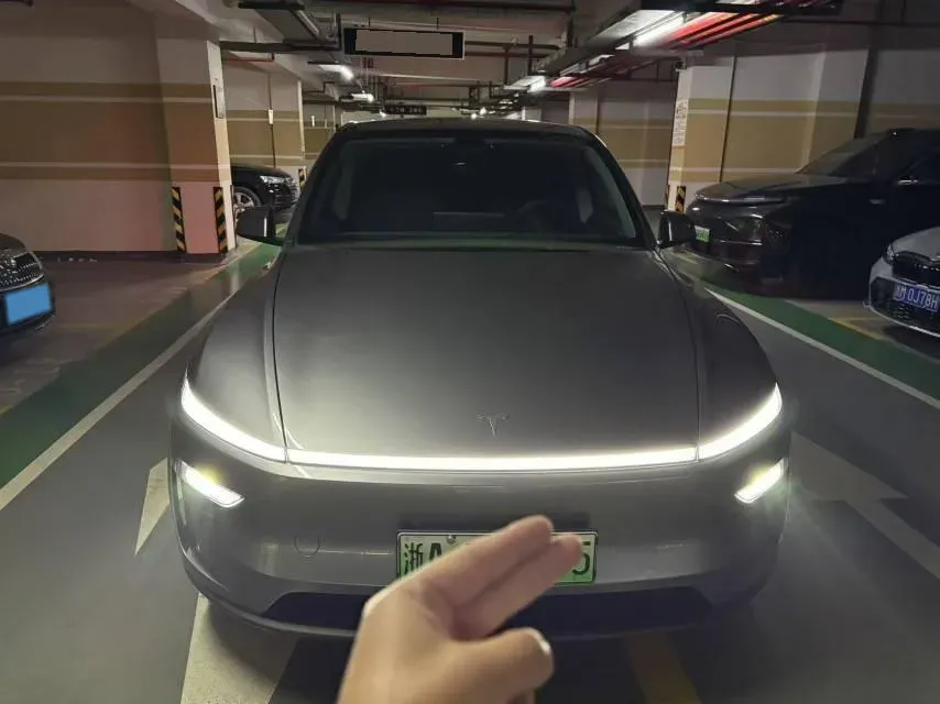 2025 Tesla Model Y BEV 62.5KWH,autocango,china used car exporter,china ev exporter,chinese used car exporter,chinese used ev exporter