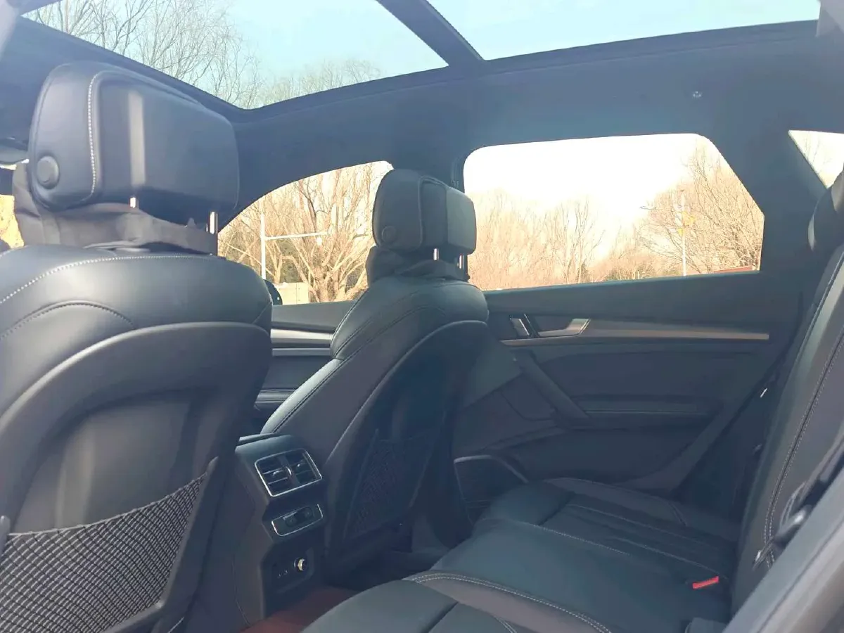 2025 Audi Q5L 2.0T 190HP L4 7DCT,autocango,china used car exporter,china ev exporter,chinese used car exporter,chinese used ev exporter