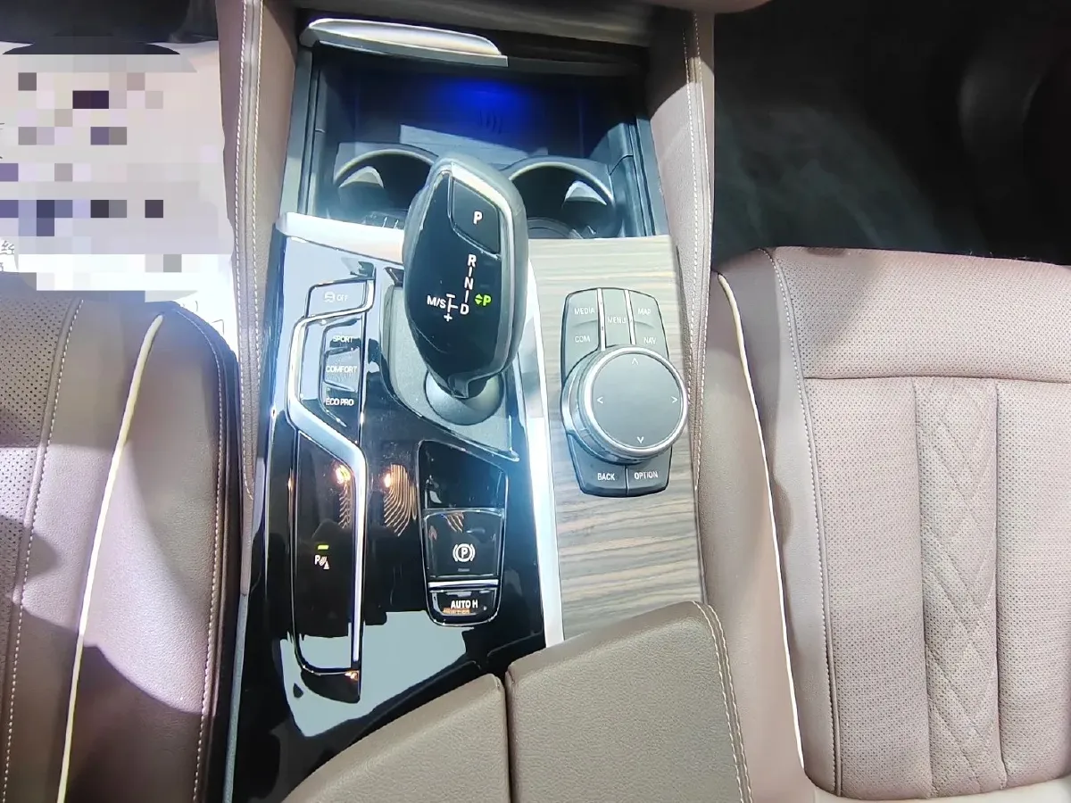 2022 BMW 5 Series 2.0T 252HP L4 8AT,autocango,china used car exporter,china ev exporter,chinese used car exporter,chinese used ev exporter