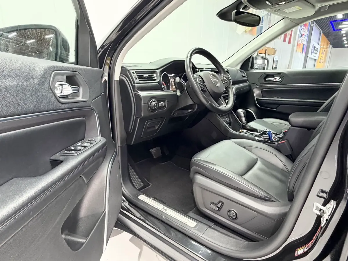 2018 Jeep Grand Commander 2.0T 265HP L4 9AT,autocango,china used car exporter,china ev exporter,chinese used car exporter,chinese used ev exporter