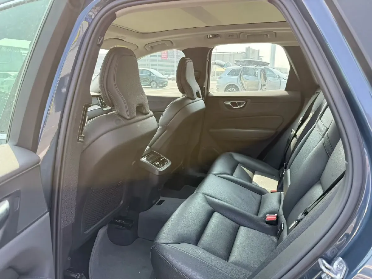 2021 Volvo XC60 2.0T 250HP L4 8AT,autocango,china used car exporter,china ev exporter,chinese used car exporter,chinese used ev exporter