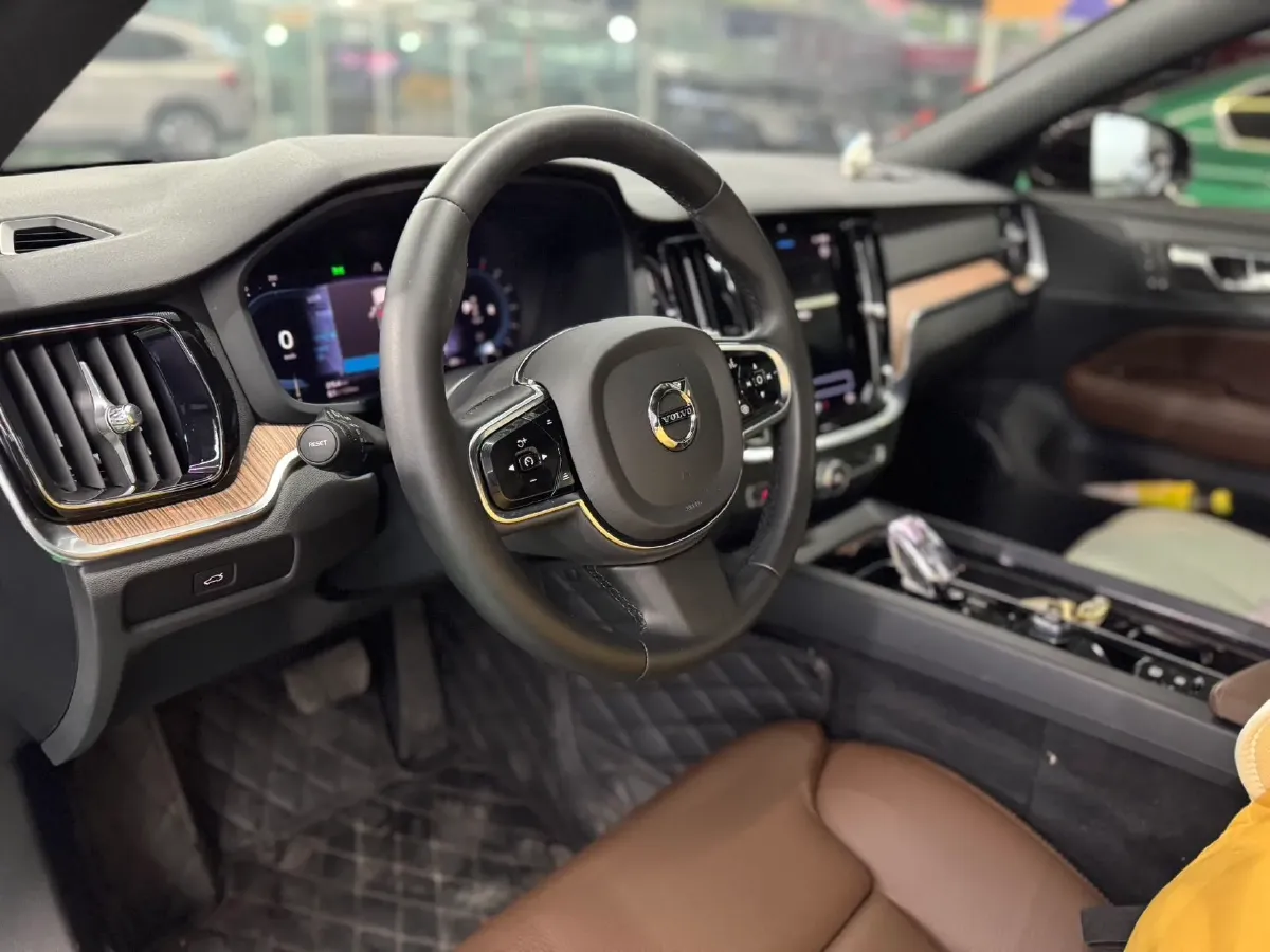 2023 Volvo S60 2.0T 197HP L4 7DCT,autocango,china used car exporter,china ev exporter,chinese used car exporter,chinese used ev exporter