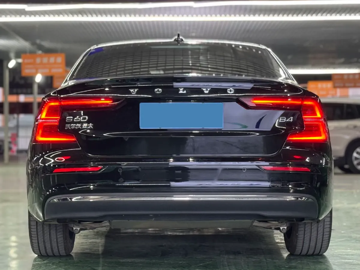 2023 Volvo S60 2.0T 197HP L4 7DCT,autocango,china used car exporter,china ev exporter,chinese used car exporter,chinese used ev exporter