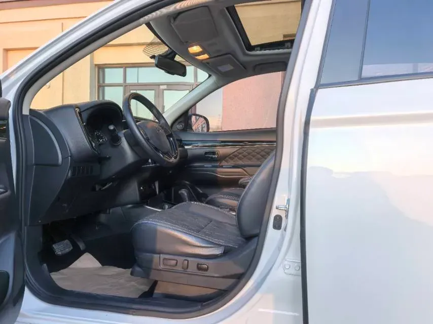 2021 Mitsubishi Outlander 2.0L 166HP L4 CVT,autocango,china used car exporter,china ev exporter,chinese used car exporter,chinese used ev exporter